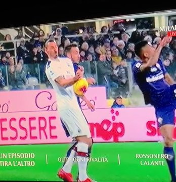 Ibrahimovic, fallo di mano di Fiorentina-Milan? Non c’era. Le nuove immagini Ibrahimovic, fallo di mano di Fiorentina-Milan? Non c’era. Le nuove immagini