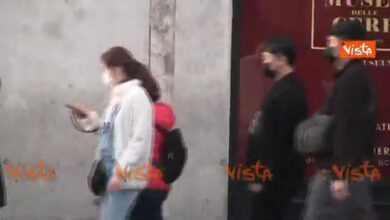 Coronavirus, turisti con mascherina in centro per Roma