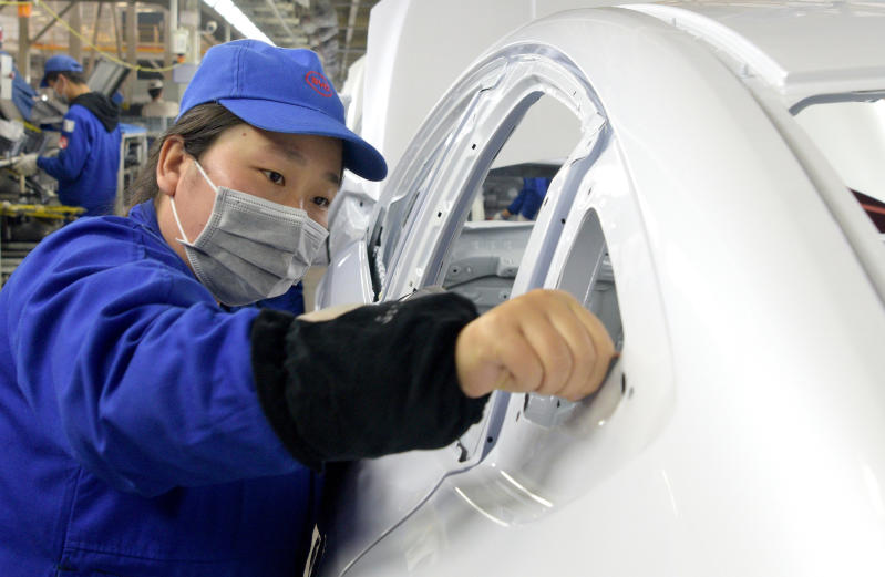 Coronavirus: Cina, vendite di auto in calo del 20,6% Coronavirus: Cina, vendite di auto in calo del 20,6%