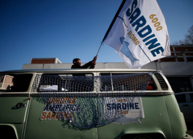 Dalle piazze anti-Salvini ad Amici. La parabola discendente delle Sardine