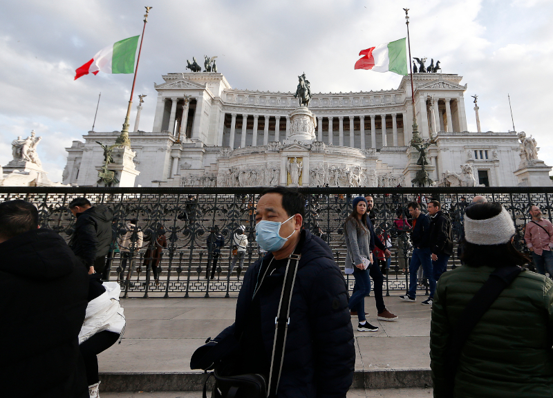 Coronavirus, a Roma i venditori abusivi di mascherine: fermato bengalese Coronavirus, a Roma i venditori abusivi di mascherine: fermato bengalese