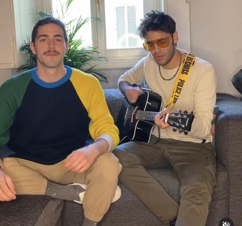 Tommaso Zorzi canta “La tipica tronista italiana” (in quarantena). Video Tommaso Zorzi canta “La tipica tronista italiana” (in quarantena). Video