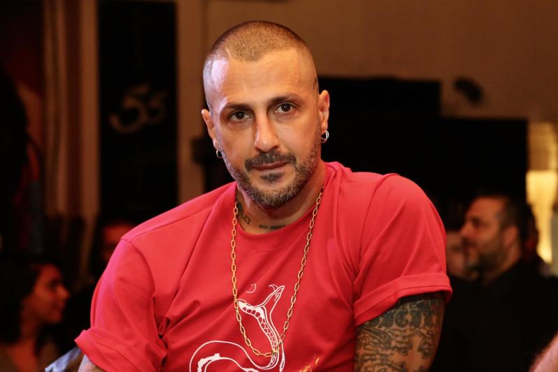 Fabrizio Corona si scontra con il figlio Carlos. VIDEO Fabrizio Corona si scontra con il figlio Carlos. VIDEO