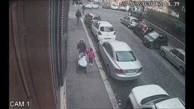 Roma, bimbo abbandonato nel passeggino: trovata e arrestata la mamma a Bologna