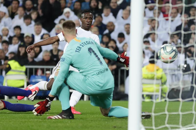 Vinicius abbatte il Barcellona ed esulta come Ronaldo (sotto gli occhi di CR7)