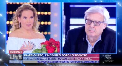 Vittorio Sgarbi chiede scusa a Barbara d’Urso con un mazzo di rose