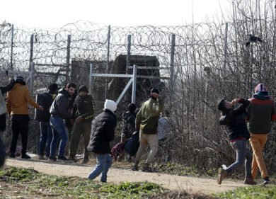 Grecia, blindati tutti i confini. Respingimenti e spari verso i migranti