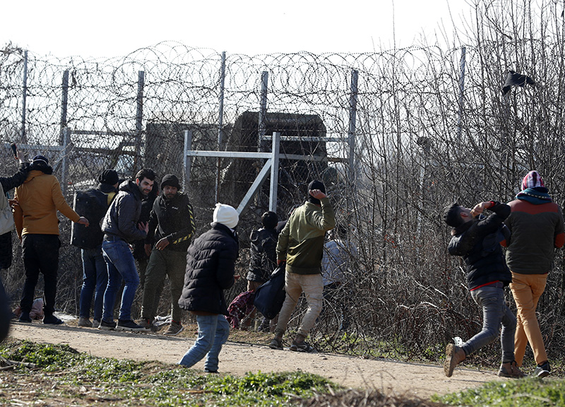 Grecia, blindati tutti i confini. Respingimenti e spari verso i migranti Grecia, blindati tutti i confini. Respingimenti e spari verso i migranti