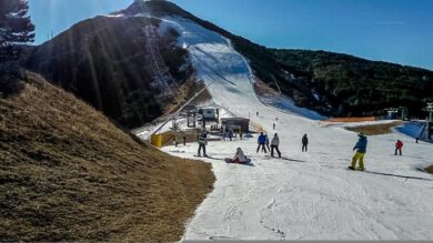 Coronavirus, scappa dalla quarantena e va a sciare, ma si rompe il femore