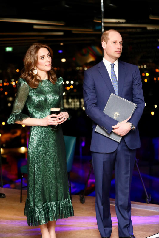 Kate Middleton con reggiseno in vista e birra in mano-ROYAL FAMILY NEWS