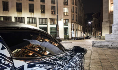 La nuova Maserati MC20 sfreccia nella notte milanese