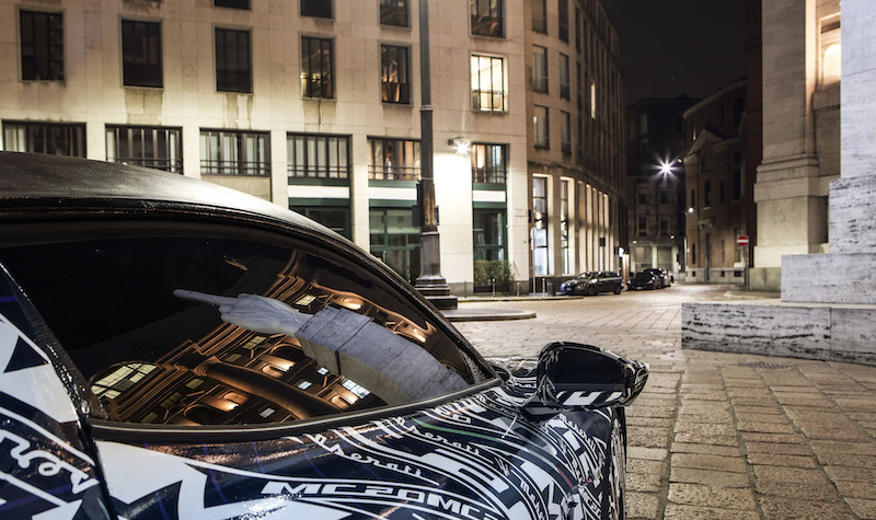 La nuova Maserati MC20 sfreccia nella notte milanese La nuova Maserati MC20 sfreccia nella notte milanese