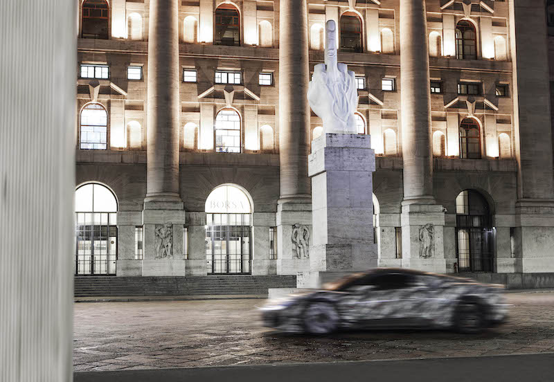 La nuova Maserati MC20 sfreccia nella notte milanese La nuova Maserati MC20 sfreccia nella notte milanese