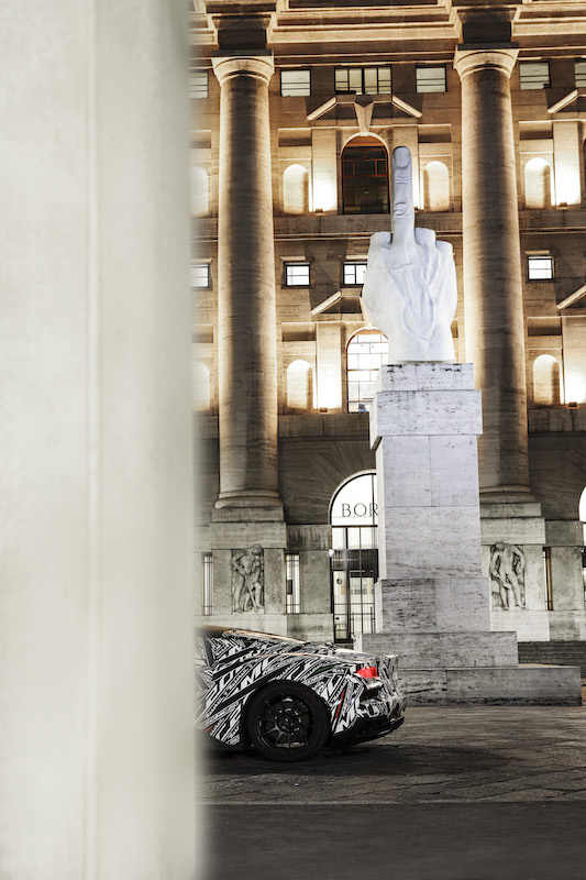 La nuova Maserati MC20 sfreccia nella notte milanese La nuova Maserati MC20 sfreccia nella notte milanese
