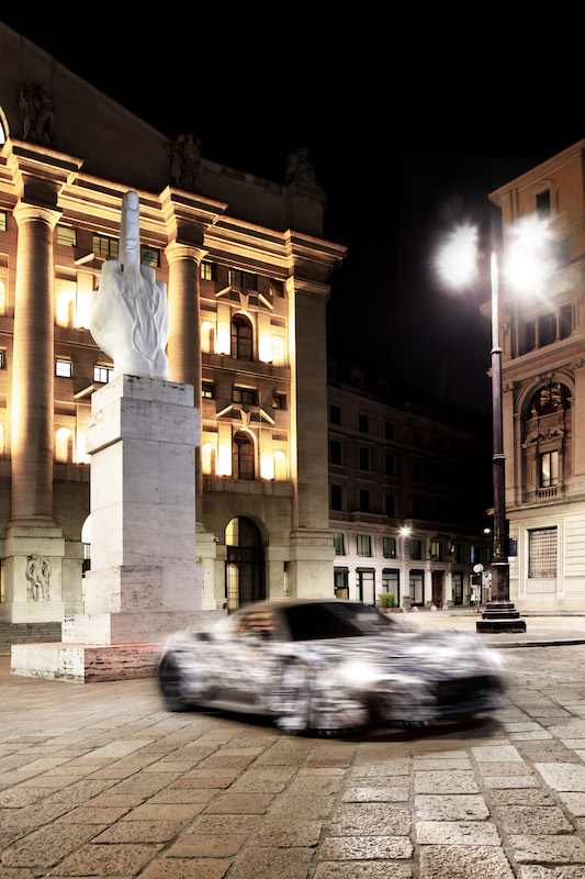 La nuova Maserati MC20 sfreccia nella notte milanese La nuova Maserati MC20 sfreccia nella notte milanese