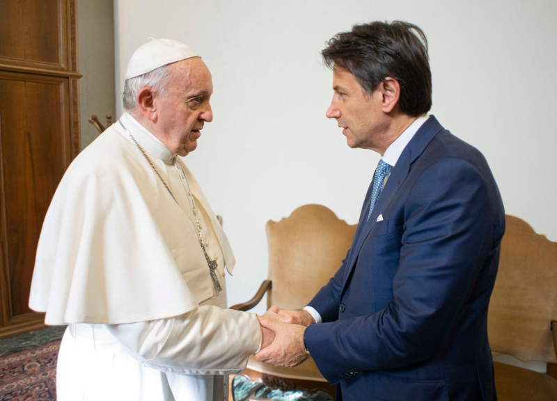Coronavirus, la Chiesa di Roma in ginocchio: piena fiducia al Governo Conte Coronavirus, la Chiesa di Roma in ginocchio: piena fiducia al Governo Conte