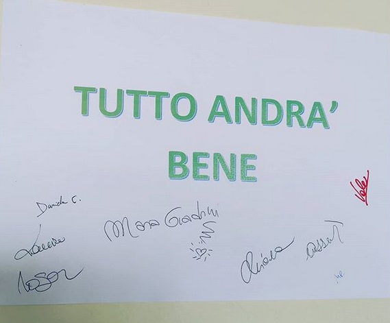 Coronavirus, #tuttoandrabene: post-it invadono la Lombardia (e i social). FOTO Coronavirus, #tuttoandrabene: post-it invadono la Lombardia (e i social). FOTO
