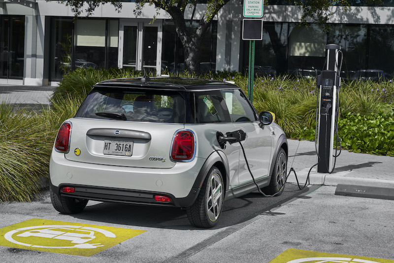 Mini rende omaggio a Federico Fellini per il lancio della full electric Mini rende omaggio a Federico Fellini per il lancio della full electric