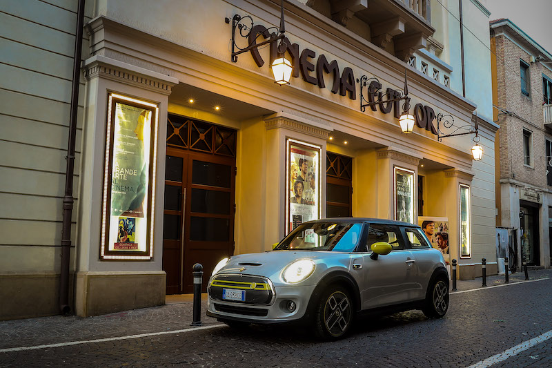 Mini rende omaggio a Federico Fellini per il lancio della full electric Mini rende omaggio a Federico Fellini per il lancio della full electric