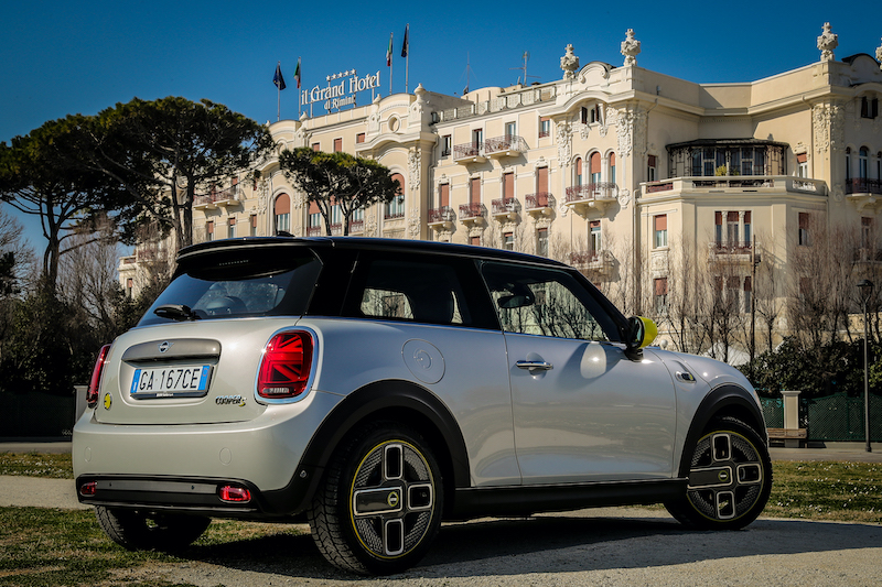 Mini rende omaggio a Federico Fellini per il lancio della full electric Mini rende omaggio a Federico Fellini per il lancio della full electric