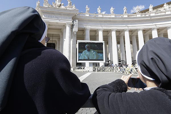 Coronavirus, Angelus Papa in streaming: non si affaccia alla finestra. VIDEO Coronavirus, Angelus Papa in streaming: non si affaccia alla finestra. VIDEO
