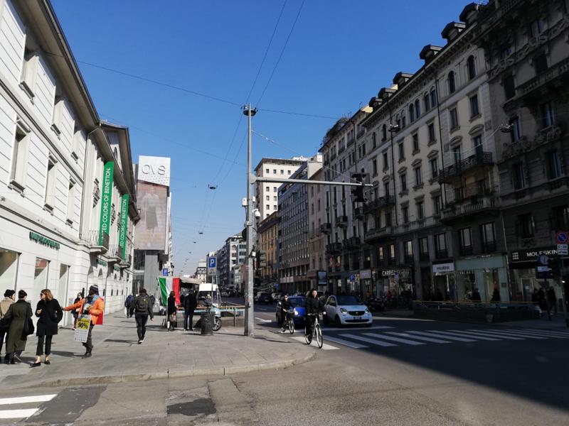 Milano: nella via dello shopping, tra paura e voglia di non mollare. Foto