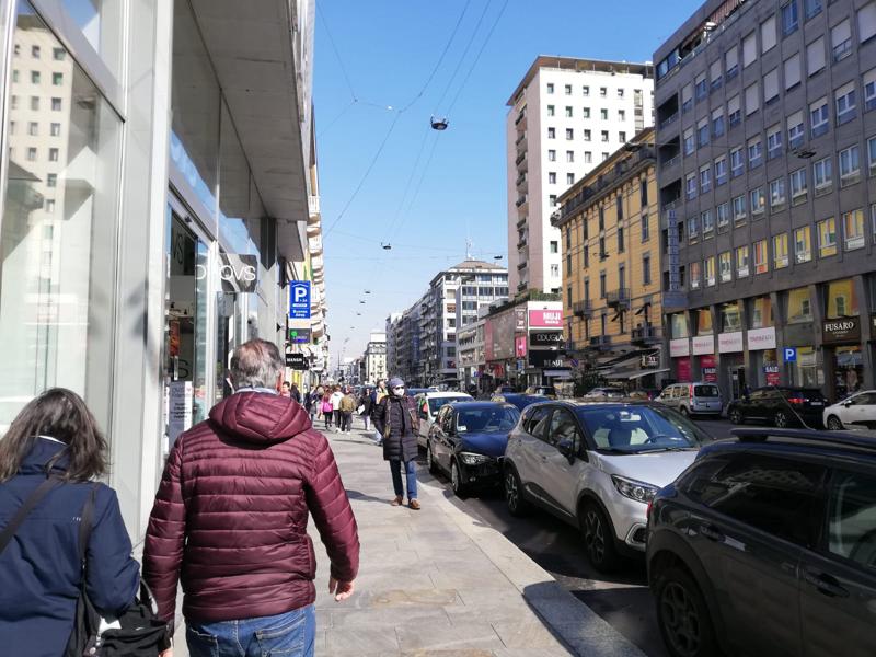 Milano: nella via dello shopping, tra paura e voglia di non mollare. Foto