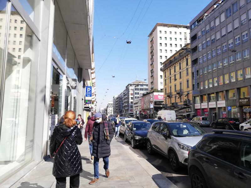Milano: nella via dello shopping, tra paura e voglia di non mollare. Foto