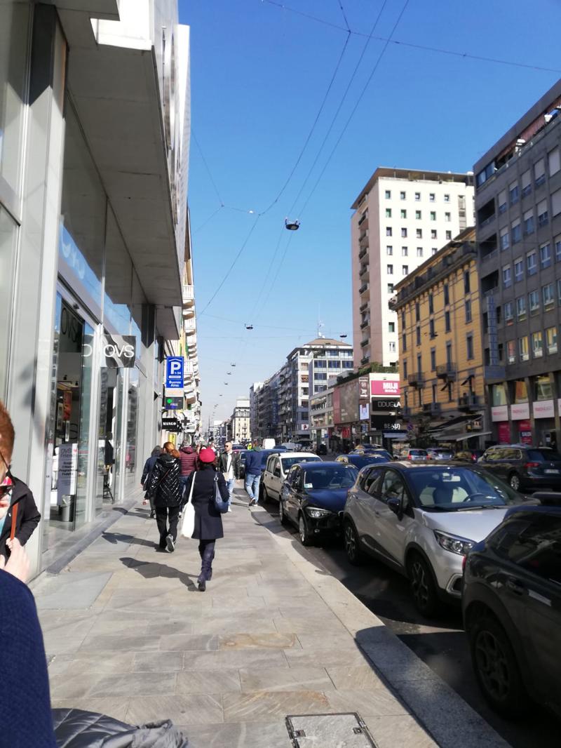 Milano: nella via dello shopping, tra paura e voglia di non mollare. Foto