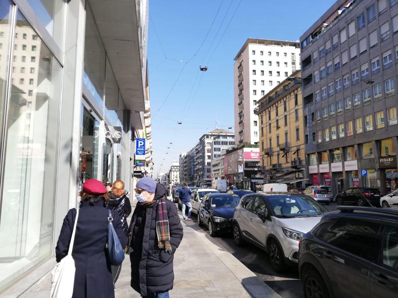 Milano: nella via dello shopping, tra paura e voglia di non mollare. Foto
