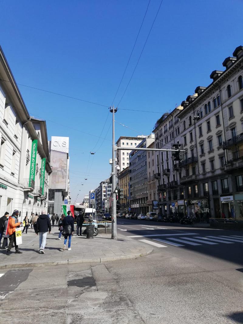 Milano: nella via dello shopping, tra paura e voglia di non mollare. Foto