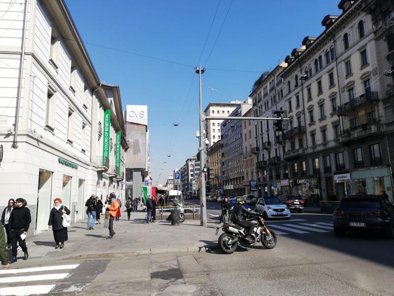 Milano: nella via dello shopping, tra paura e voglia di non mollare. Foto
