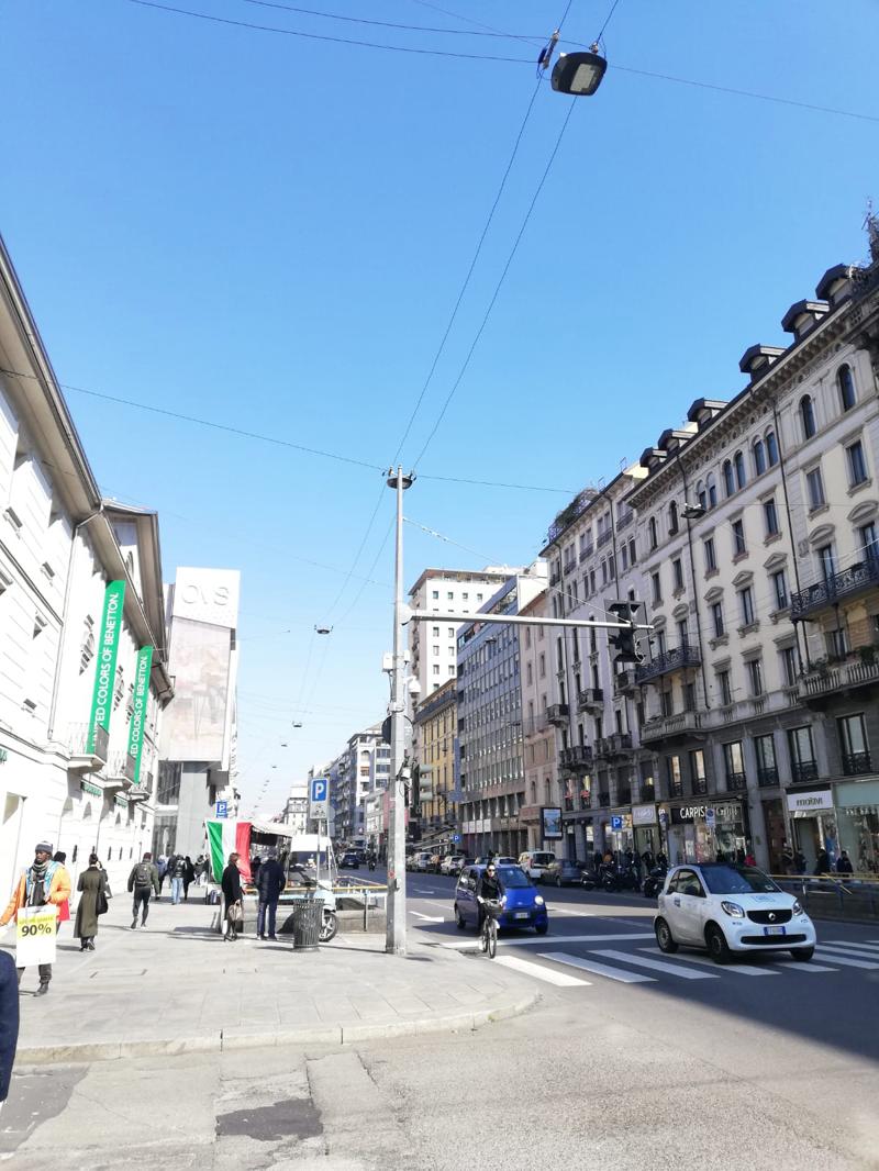 Milano: nella via dello shopping, tra paura e voglia di non mollare. Foto