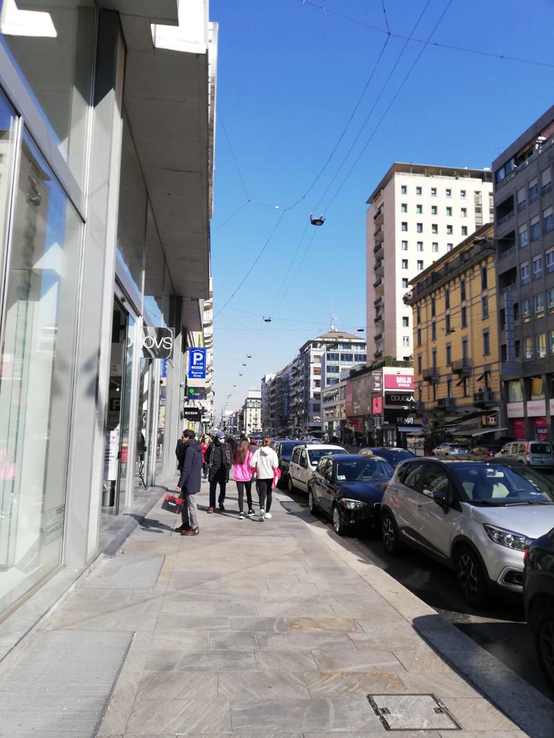 Milano: nella via dello shopping, tra paura e voglia di non mollare. Foto