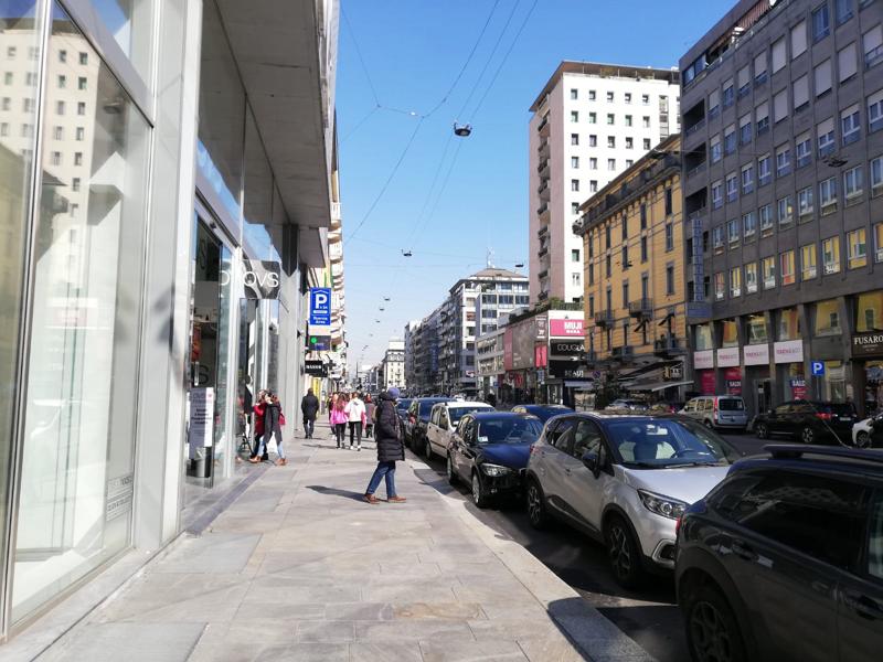 Milano: nella via dello shopping, tra paura e voglia di non mollare. Foto