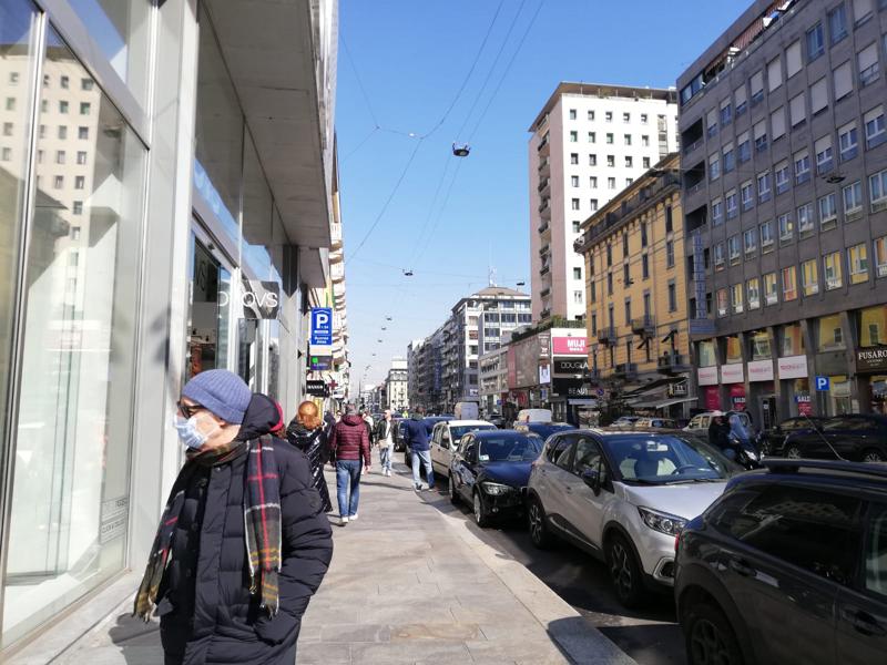 Milano: nella via dello shopping, tra paura e voglia di non mollare. Foto