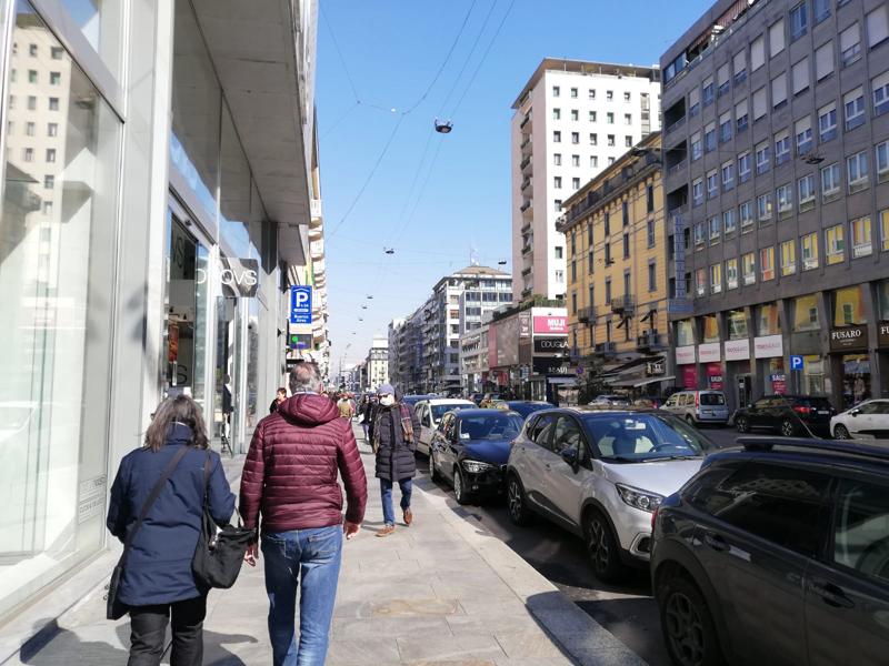 Milano: nella via dello shopping, tra paura e voglia di non mollare. Foto