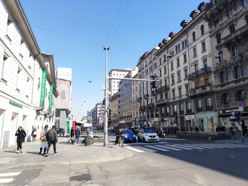 Milano: nella via dello shopping, tra paura e voglia di non mollare. Foto
