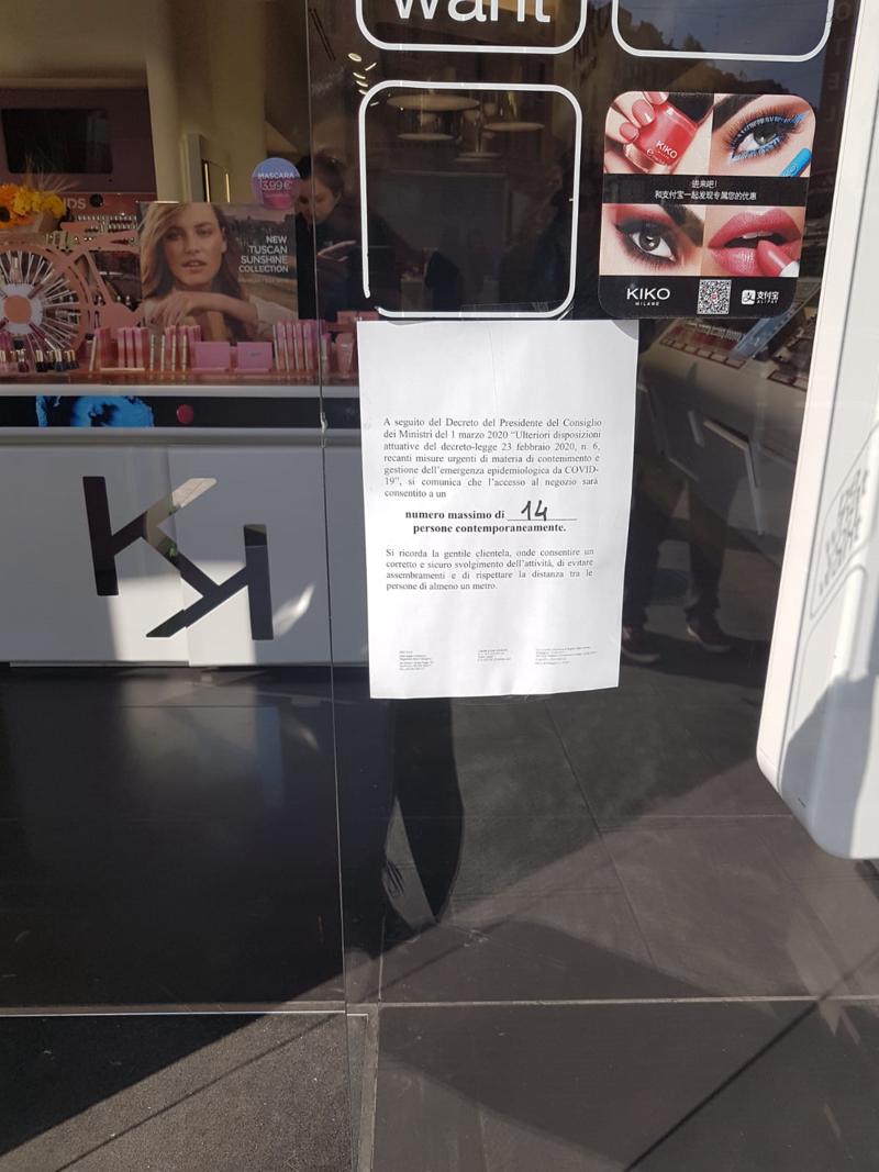Milano: nella via dello shopping, tra paura e voglia di non mollare. Foto
