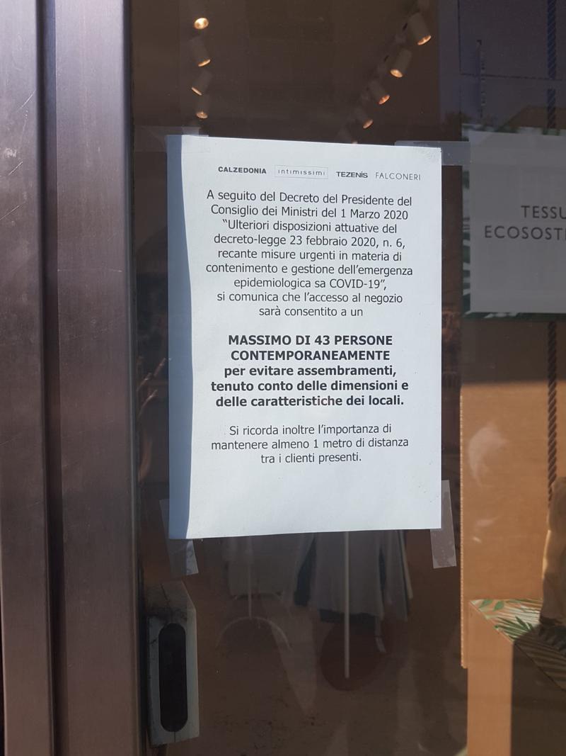 Milano: nella via dello shopping, tra paura e voglia di non mollare. Foto