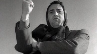 I veri milanesi ai pirla che sono partiti fanno il gesto dell’ombrello