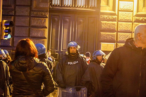 Coronavirus, paura in carcere. 6 morti a Modena, detenuti in rivolta a Milano Coronavirus, paura in carcere. 6 morti a Modena, detenuti in rivolta a Milano