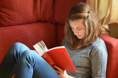 Dalle guide per la sopravvivenza alle fiabe, boom di libri e manuali sul virus
