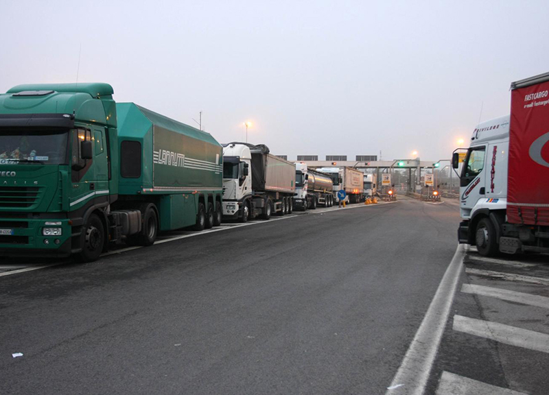 Coronavirus: panico nel trasporto merci. “Nel weekend lo Stato non c’era” Coronavirus: panico nel trasporto merci. “Nel weekend lo Stato non c’era”