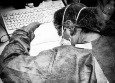 Coronavirus, “Sono crollata, ero stremata”. L’infermiera diventata un simbolo