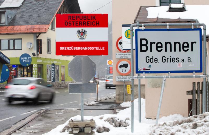 Coronavirus, Brennero in tilt: 90 km di coda per i controlli austriaci ai tir Coronavirus, Brennero in tilt: 90 km di coda per i controlli austriaci ai tir