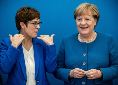 Il virus fa restare in sella Merkel, rinviato il congresso per la successione