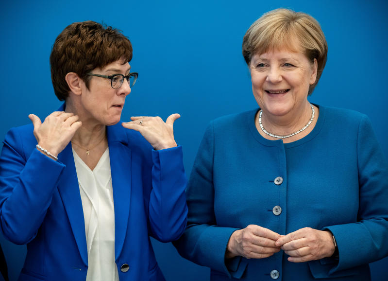 Il virus fa restare in sella Merkel, rinviato il congresso per la successione Il virus fa restare in sella Merkel, rinviato il congresso per la successione