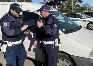 Agente ferito dopo aver fermato un conducente parcheggiato su strisce