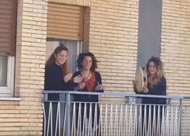 Coronavirus,’andrà tutto bene’ di Benevento.La tammurriata dal balcone di casa